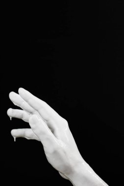 Siyah arka planda sırılsıklam olmuş bir el sola doğru uzanıyor.