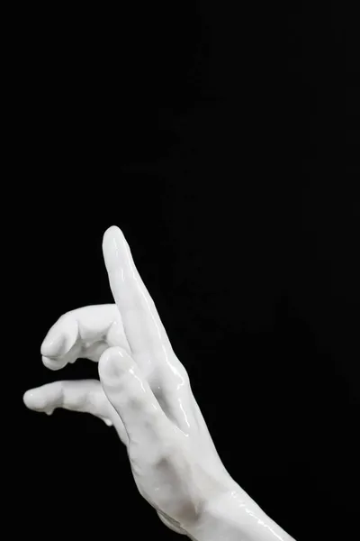 Siyah arka planda sırılsıklam olmuş bir el uyarır