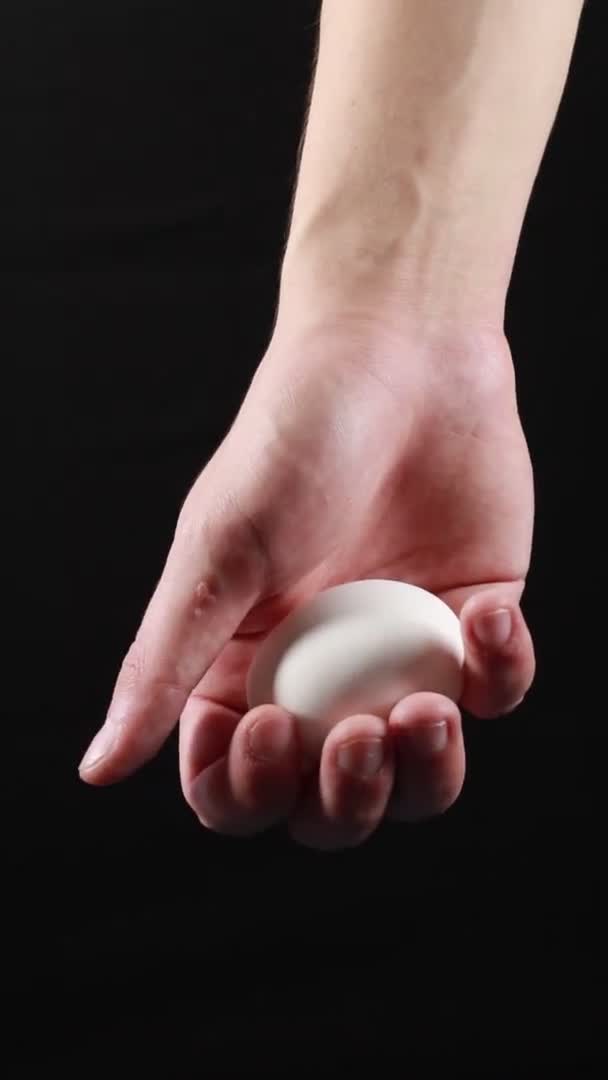 右の手で鶏の卵を砕いた — ストック動画