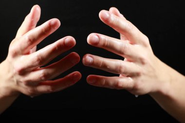 Siyah arka planda iki ıslak avuç içi