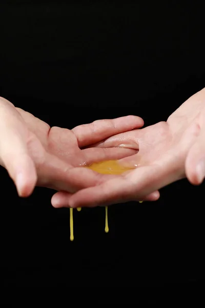 Avuç içlerine tavuk sarısı yayıyorlar.