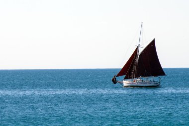 Yalnız Okyanusu koyu yelkenli yat