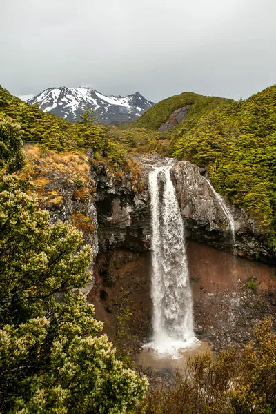Мангавхеро падает на горе Руапеху, Новая Зеландия — стоковое фото