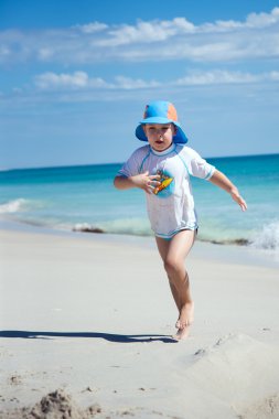 genç çocuk bir cankurtaran üzerinde beyaz plaj kum gibi davranıyor