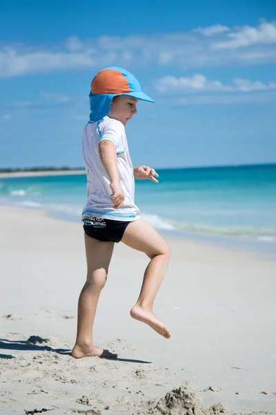 若い男の子はパース、西オーストラリアの白い砂のビーチで命の恩人のような演技します。 — ストック写真