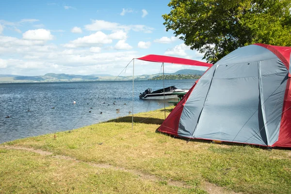 Bir göl yakınlarındaki bir kamp alanında çadır, Rotorua, Yeni Zelanda