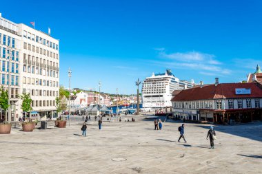 Şehir meydanı ve büyük yolcu gemisi 17 Mayıs 2018 'de Stavanger, Norveç' te park edilmiş.