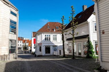 Stavanger şehir merkezinde dar bir cadde. Sabah erken saatlerde küçük dükkanlar ve restoranlar, Norveç, 17 Mayıs 2018