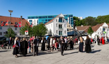Norveçliler, Norveç 'in Stavanger limanındaki Anayasa Günü yürüyüşü için 17 Mayıs 2018 sabahı toplandılar.