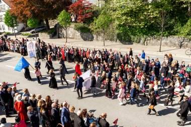 Öğrenciler 17 Mayıs 2018 'de Norveç' in Stavanger kentinde düzenlenen Anayasa Günü geçit törenine katıldılar.