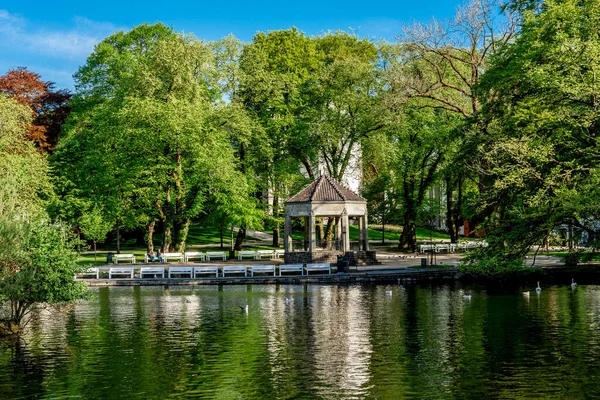 Una Scenografica Alcova Alberi Parco Specchiati Lago Nel Parco Byparken — Foto Stock