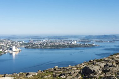 Norveç, Sandnes yakınlarındaki Lifjel Dağı 'na yürürken Gandsfjord ve Stavanger banliyölerine muhteşem bir manzara.