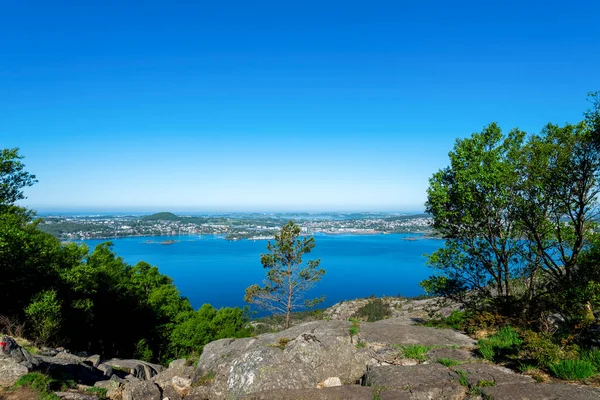 Festői Kilátás Csendes Vizek Gandsfjord Stavanger Külvárosi Tengerpartján Egy Lifjel — Stock Fotó