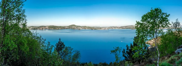 Una Vista Panorámica Panorámica Las Aguas Tranquilas Gandsfjord Costa Los —  Fotos de Stock