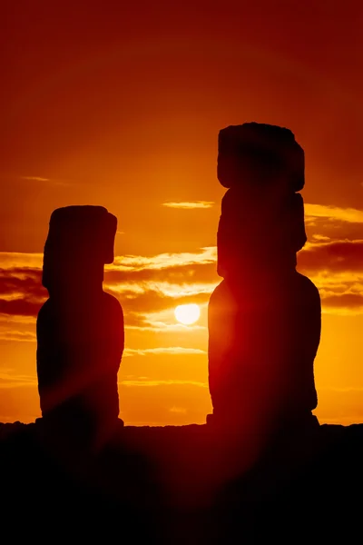 Dos moais de pie en el atardecer rojo en Isla de Pascua — Foto de Stock