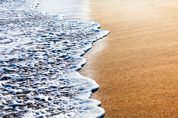 Wellen plätschern am Sandstrand — Stockfoto