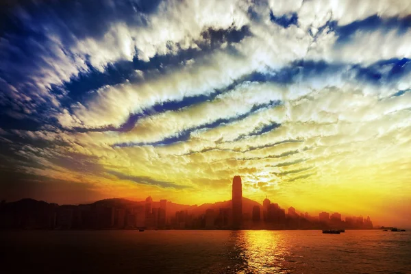 Horizonte de Hong Kong no pôr-do-sol dramático — Fotografia de Stock