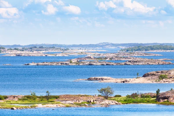 Archipiélago finlandés con agua azul brillante — Foto de Stock