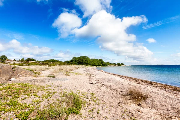 Písečné pláže na ostrově v skandinávské souostroví — Stock fotografie