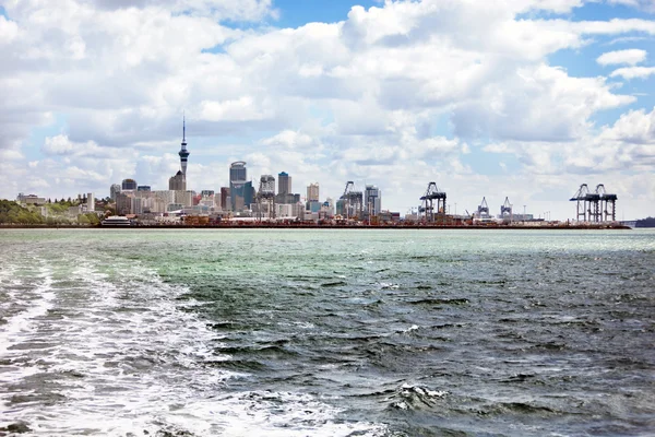 Auckland Skyline vom Meer aus — Stockfoto