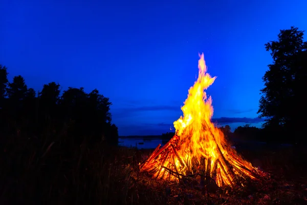 Großes Lagerfeuer gegen den Nachthimmel — Stockfoto