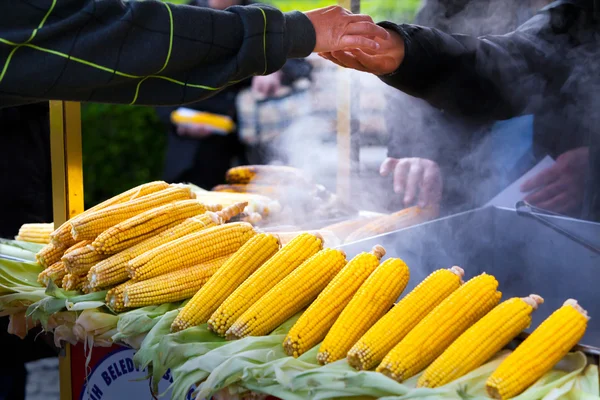 sıcak tatlı mısır satan sokak satıcısı
