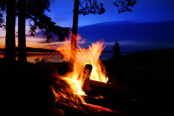 Campfire by a lake — Stock Photo, Image