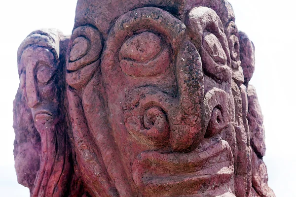 Scultura rossa di una faccia su un moai in Isola di Easter — Foto Stock