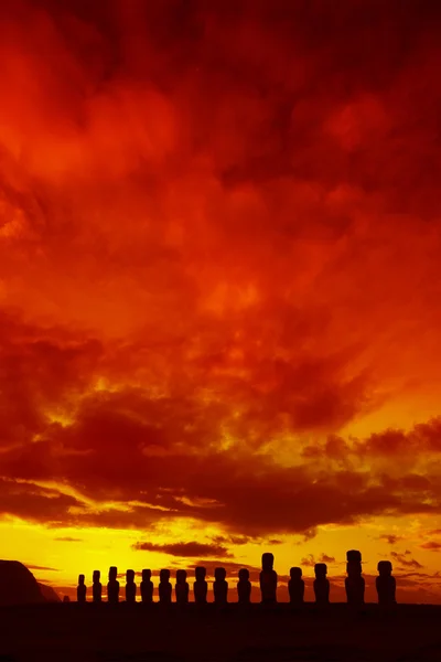 ffiteen Paskalya Adası heykelleri dramatik kırmızı günbatımı karşı