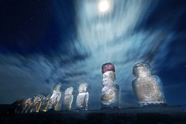 Statues de l'île de Pâques au clair de lune — Photo