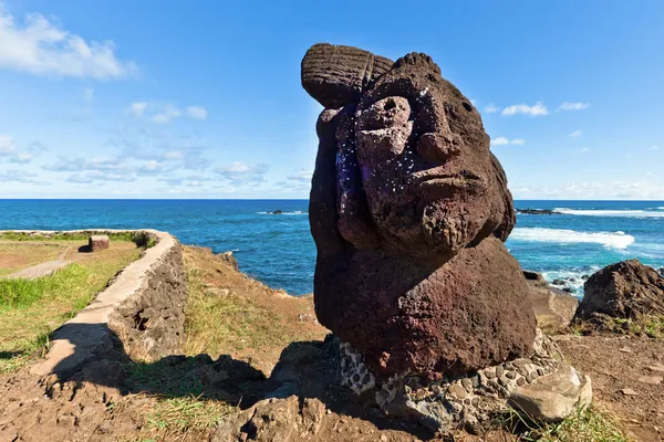 Kort stående moai på shore i Påskön — Stockfoto