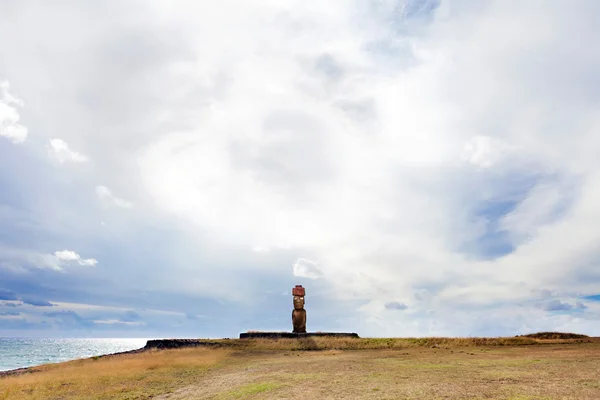 Lone staande moai op een heuvel tegen bewolkte achtergrond in Paaseiland — Stockfoto