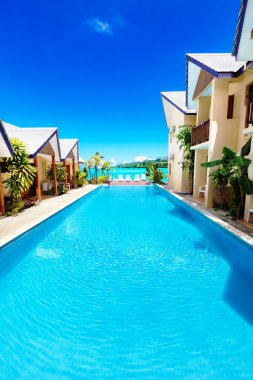 Deniz arka planda tropikal turkuaz lüks hotel spa