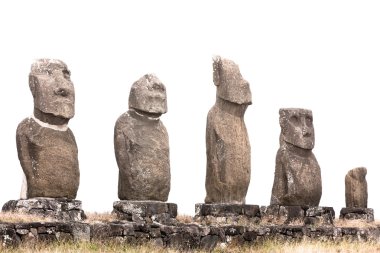 Beş moai, kısmen kırık, ahu easter Island üzerinde
