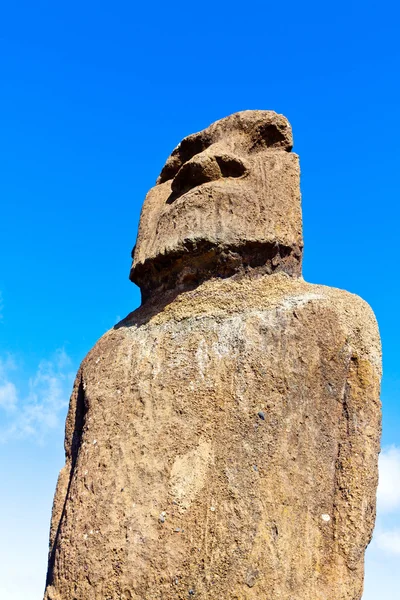 Primer plano de un moai de piedra en la Isla de Pascua contra el cielo azul brillante — Foto de Stock