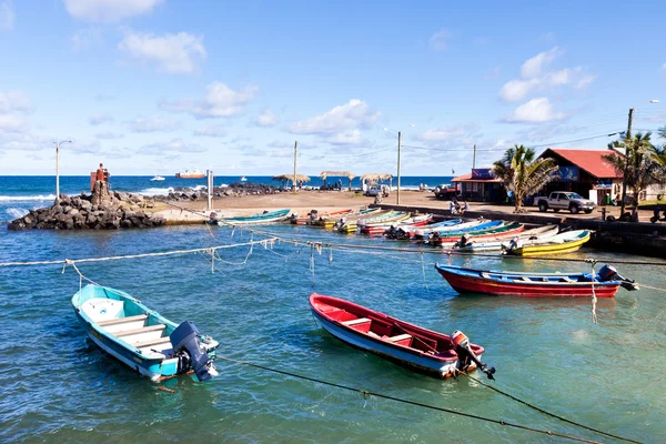 Barche colorate nel porto di Hanga Roa nell'Isola di Pasqua — Foto Stock