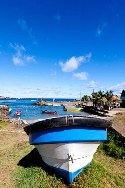 Barco azul y blanco en Hanga Roa, Isla de Pascua —  Fotos de Stock