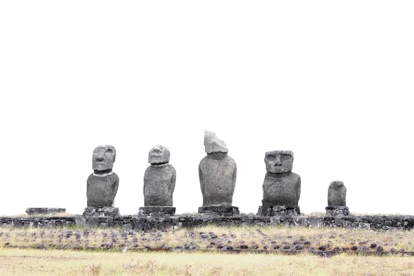 Cinco moais de pie en Isla de Pascua sobre fondo blanco —  Fotos de Stock