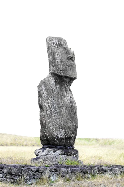 Osamělý stojící moai na Velikonočním ostrově proti světlé pozadí — Stock fotografie