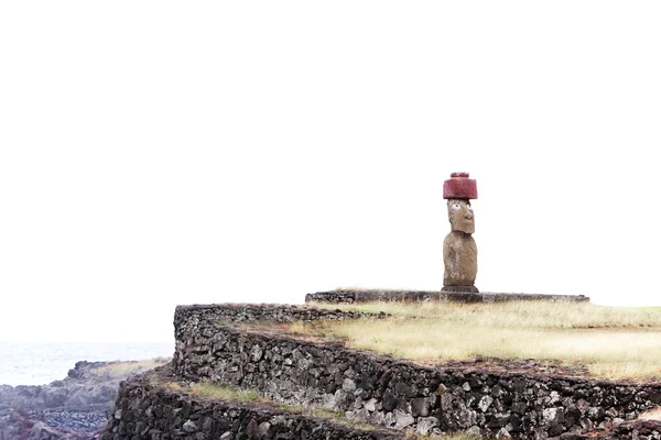 Lone moai sull'Isola di Pasqua sullo sfondo bianco — Foto Stock