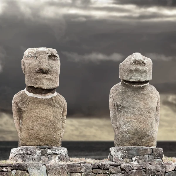 Два моаиса на острове Пасхи против серого неба — стоковое фото