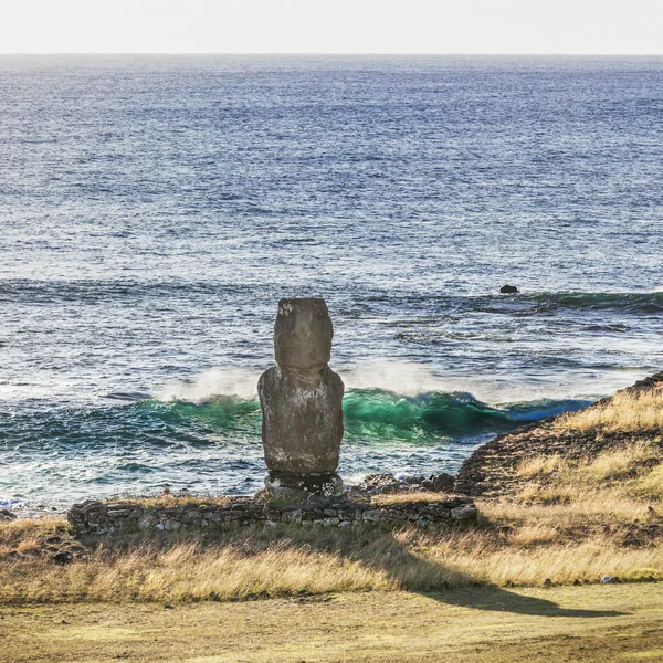 Paskalya Adası Deniz yalnız moai — Stockfoto