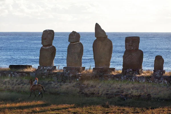 Пять моаев и всадник на острове Пасхи — стоковое фото