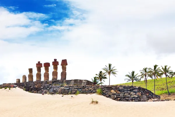 Siete moais de pie en la playa en Isla de Pascua — Foto de Stock