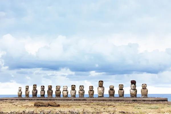 Ahu Tongariki con quindici moais in piedi nell'Isola di Pasqua — Foto Stock