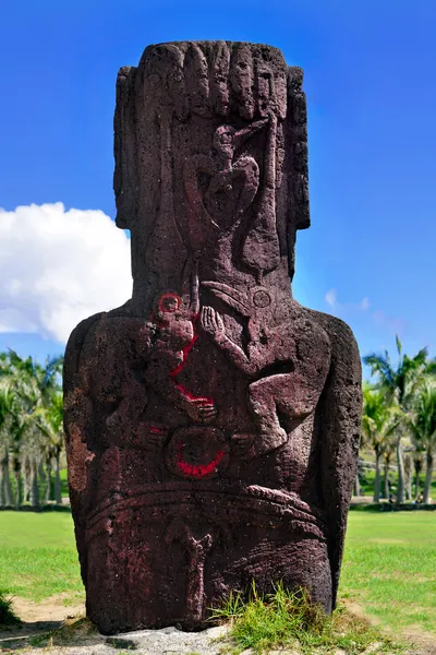 Zwei Vogelschnitzereien auf dem Rücken eines Moai auf der Osterinsel — Stockfoto
