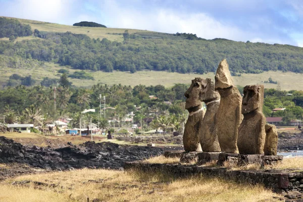 Cinco moais em pé na costa em Hangaroa, na Ilha de Páscoa — Fotografia de Stock