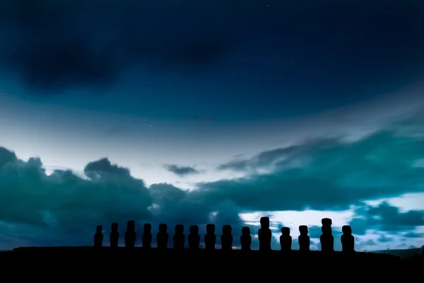 Quince moais de pie en el atardecer azul en la Isla de Pascua —  Fotos de Stock