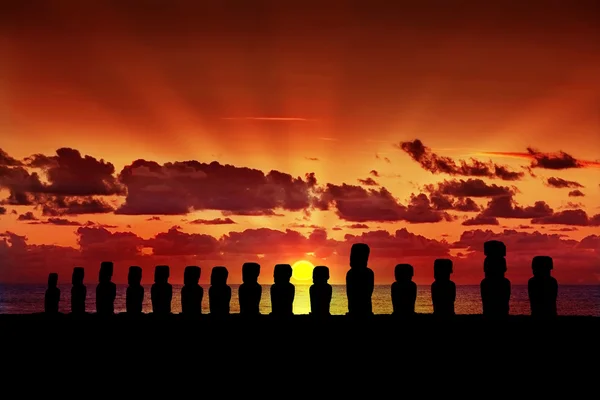 Quince siluetas de moais de pie al atardecer en Isla de Pascua — Foto de Stock