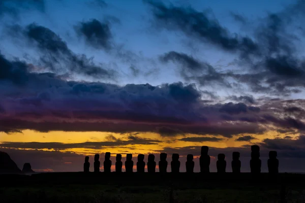 Quince moais contra el amanecer naranja y azul en Isla de Pascua —  Fotos de Stock